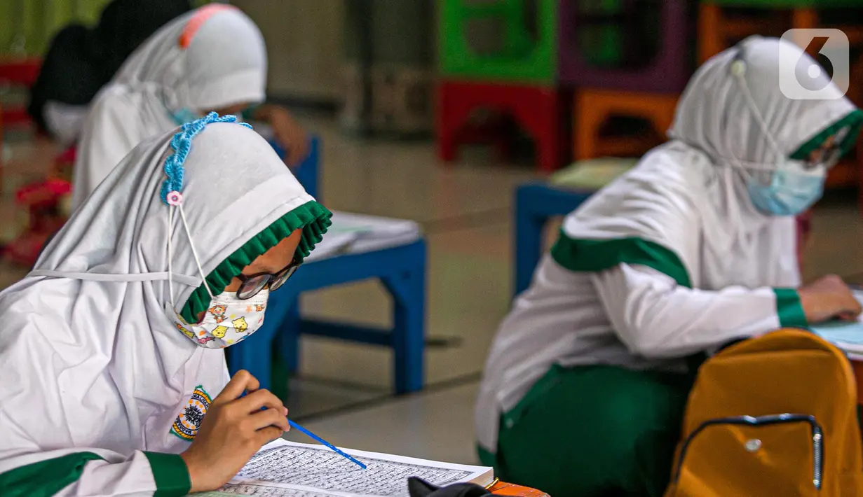 Anak-anak belajar mengaji di Masjid At-Taqwa, Jakarta, Rabu (14/4/2021). Guna mengantisipasi penyebaran virus corona COVID-19, anak-anak yang belajar dan beribadah di Masjid At-Taqwa diimbau untuk menerapkan protokol kesehatan. (Liputan6.com/Faizal Fanani)