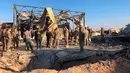 Tentara AS berdiri di lokasi pemboman Iran di pangkalan udara Ain al-Asad, Anbar, Irak, Senin (13/1/2020). Iran menghujani pangkalan militer AS tersebut dengan rudal sebagai balasan atas kematian Jenderal Qasem Soleimani. (AP Photo/Qassim Abdul-Zahra)