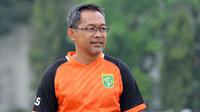 Aji Santoso, pelatih Persebaya. (Bola.com/Aditya Wany)