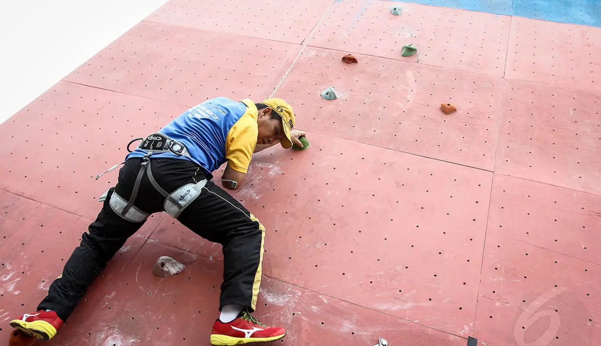 Walikota Lubuklinggau, H SN Prana Putra Sohe saat mencoba panjat tebing di Area Panjat Tebing Kawasan Sport Center Petanang, (10/10/14). (Liputan6.com/Faizal Fanani)