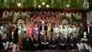 Sejumlah menteri duduk dibawah saat foto bersama dalam resepsi pernikahan putri Presiden Jokowi, Kahiyang Ayu dan Bobby Nasution di Gedung Graha Saba Buana, Solo, Rabu (8/11). (Liputan6.com)