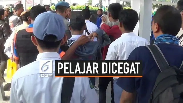 Puluhan pelajar dicegat polilis di Bogor saat hendak berangkat ke Jakarta. Dari tas pelajar ditemukan alat untuk mengikuti demonstrasi dan kaus berlumur darah.