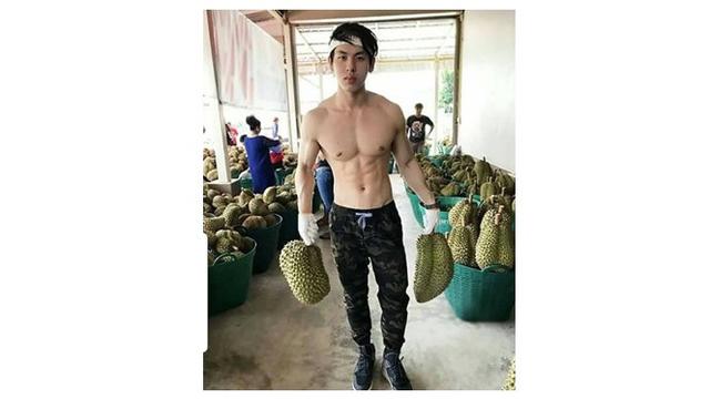 Pria ganteng durian (Sumber: Instagram/@//hotdudeswithdurian)