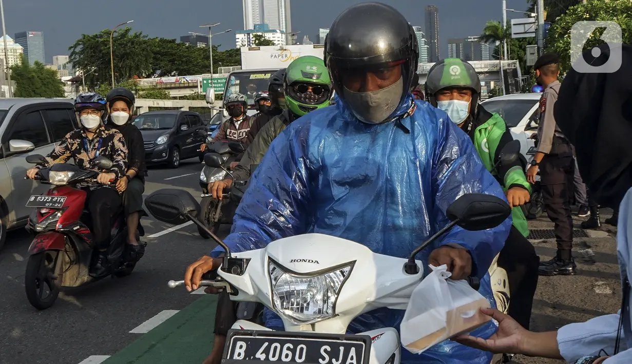 Aliansi Mahasiswa Lingkar Nusantara melakukan aksi dengan membagikan takjil di depan Gedung DPR/MPR, Jakarta, Rabu (6/4/2022). Dalam aksinya, mereka mendesak DPR untuk segera membentuk pansus terkait penambangan batu bara. (Liputan6.com/Johan Tallo)