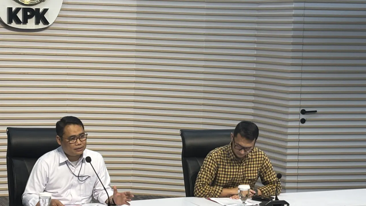 Plt Deputi Penindakan dan Eksekusi KPK, Asep Guntur Rahayu saat menyampaikan konferesni pers terkait penetapan Anggota DPR RI Heri Gunawan dan Anggota DPR RI Satori sebagai tersangka kasus dugaan korupsi. (Liputan6/Ady Anugrahadi)