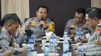 Direktur Lalu Linas Polda Riau Kombes Taufiq Lukman Nurhidayat memimpin persiapan pelaksanaan Bung Selamat untuk menjaga warga dari kecelakaan lalu lintas. (Liputan6.com/M Syukur)