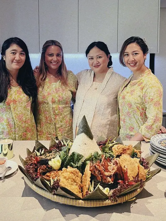 Meski di negara orang lain, nampaknya syukuran digelar secara tradisional, mulai dari mandi kembang hingga tumpengan. Credit: (@viramunaf)