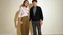 Shin Tae-yong cukup antusias bekerja sama dengan Luna Maya. Momen keduanya foto bersama ini banjir pujian dari netizen. "Coach Shin tahu aja yang cantik," tulis salah satu netizen yang mengomentari foto Shin Tae-yong bersama Luna Maya. (Liputan6.com/IG/shintaeyong7777)