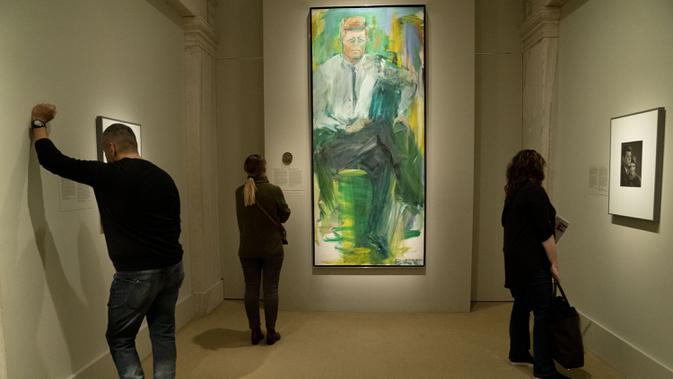 Pengunjung mengamati lukisan mantan presiden Amerika Serikat John F. Kennedy dalam pameran bertajuk 