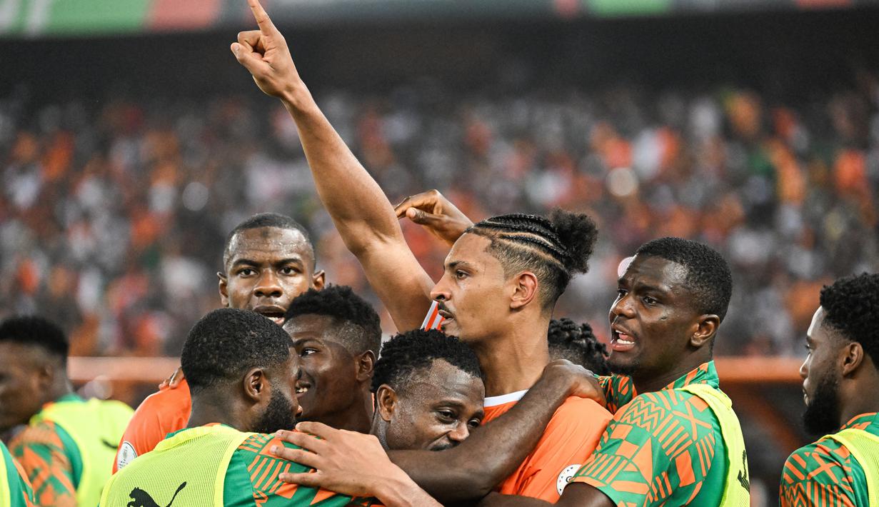 Para pemain Pantai Gading merayakan gol yang dicetak oleh Sebastien Haller ke gawang Kongo pada laga semifinal Piala Afrika di Alassane Ouattara Olympic Stadium, Kamis (7/2/2024). Di partai final, Pantai Gading akan berhadapan dengan Nigeria. (AFP/Sia Kambou)