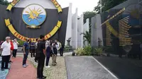 Wakil Presiden (Wapres) Ma'ruf Amin mengunjungi Monumen KRI Nanggala 402 di Markas Komando Utama TNI Angkatan Laut Koarmada II, Surabaya, Jawa Timur.