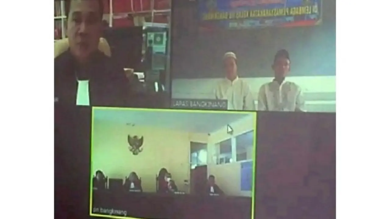 Sidang online melalui video conference yang dilakukan Kejari Kampar dengan majelis hakim dan terdakwa untuk mengantisioasi virus corona.