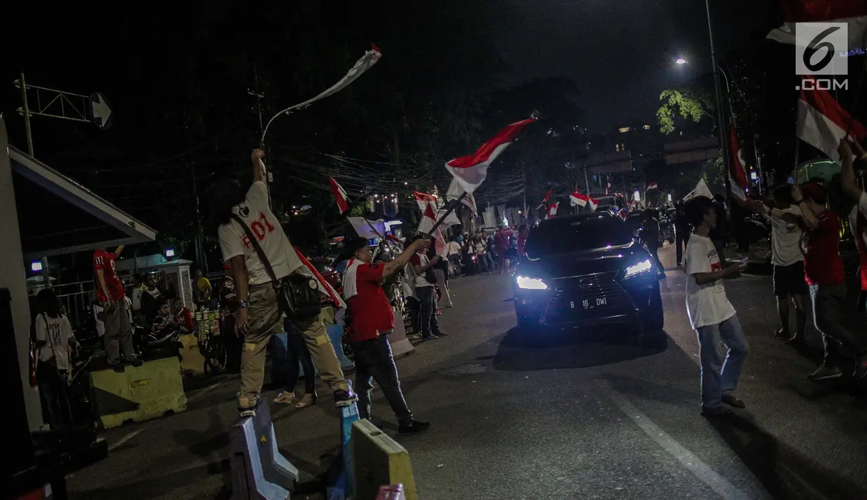 Pendukung pasangan Capres 01 Joko Widodo-Ma'aruf Amin berkumpul di kawasan Tugu Proklamasi, Jakarta, Rabu (17/4). Pendukung melakukan pawai usai mengetahui hasil hitung cepat dari berbagai lembaga survey yang mengeluarkan hasil Capres 01 mengungguli Capres 02. (Liputan6.com/Faizal Fanani)