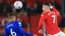 <p>Bek Chelsea Thiago Silva (kiri) berebut bola dengan Manchester United asal Portugal Cristiano Ronaldo pada lanjutan Liga Inggris 2021/2022 di Old Trafford, Manchester, Jumat (29/4/2022) dini hari WIB. Laga Manchester United vs Chelsea berakhir tanpa pemenang. Kedua tim berakhir sama kuat 1-1. (Lindsey Parnaby / AFP)</p>