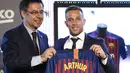 Barcelona memboyong Arthur Melo dari Gremio pada musim panas 2018. Namun, Arthur gagal memenuhi ekspektasi di Barcelona dan akhirnya dilepas ke Juventus. (Foto: AFP/Pau Barrena)