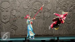 Pementasan Opera China bukan hanya menampilkan drama tetapi juga aksi Kung Fu yang membuat penonton berdecak kagum di Beijing, Sabtu (22/8/2015). Meski KPOP mendera, sejumlah seniman China memilih bertahan dengan opera China (Liputan6.com/Isna Setyanova)