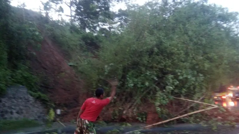 Jalur nasional Jabar Selatan Malangbong-Bandung tersendat tertutup material longsor