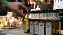 Pengunjung mencoba minyak zaitun dari ganja di International Cannabis Expo yang berlangsung di Athena, Yunani, Minggu (14/1). Perusahaan Yunani, Israel, dan Kanada mengungkapkan minatnya dalam investasi ganja medis di Yunani. (AFP PHOTO/LOUISA GOULIAMAKI)