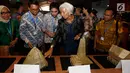 Managing Director IMF Christine Lagarde melihat berbagai rumah tradisional Indonesia saat berkunjung ke Paviliun Indonesia di arena pertemuan IMF-Bank Dunia, Bali, Rabu (10/10). (Liputan6.com/Angga Yuniar)