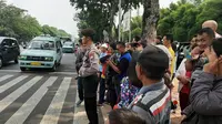 Warga menyambangi TMP Kalibata untuk menyaksikan prosesi pemakaman jenazah Ani Yudhoyono, Minggu (2/6/2019). (Liputan6.com/ Yopi Makdori)