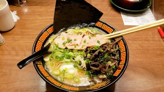 Makanan Ramen (Photo by Crystal Jo on Unsplash)