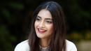 Artis asal India, Sonam Kapoor saat melakukan wawancara di Yerusalem 29 Mei 2016. Sonam Kapoor adalah seorang artis India yang tampil dalam film-film Bollywood dengan bayaran tertinggi. (REUTERS / Baz Ratner)