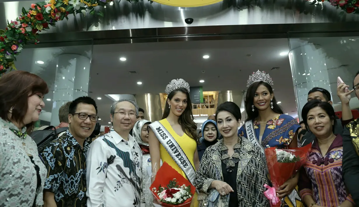 Salah satu bentuk persiapan yang dilakukan Bunga adalah menggali ilmu dari Iris. Puteri Indonesia 2017 ini menyadari, ilmu yang diserap dari Iris tentu akan menjadi bekal utamanya di ajang Miss Universe 2017 nanti. (Galih W. Satria/Bintang.com)