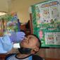 Tenaga kesehatan mengambil sampel dengan metode antigen ke seorang siswa SMP Negeri 6 Kota Malang guna memastikan PTM aman bebas Covid-19 (Humas Pemkot Malang)