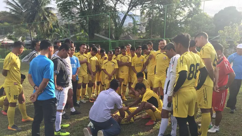 Para pemain Semen Padang mengikuti simulasi penanganan korban cedera untuk mengantisipasi terulangnya Choirul Huda