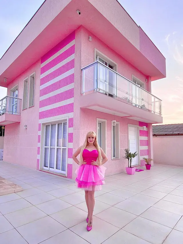 Terobsesi dengan Warna Pink, Kehidupan Wanita Ini Bak Barbie dalam Dunia Nyata (sumber: Instagram/brunabarbieoficial)