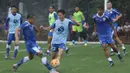 Gelandang Persib, Kim Kurniawan, berebut bola dengan Tantan, saat latihan di Lapangan Progresif, Bandung, Senin (3/5/2016). (Bola.com/Vitalis Yogi Trisna)