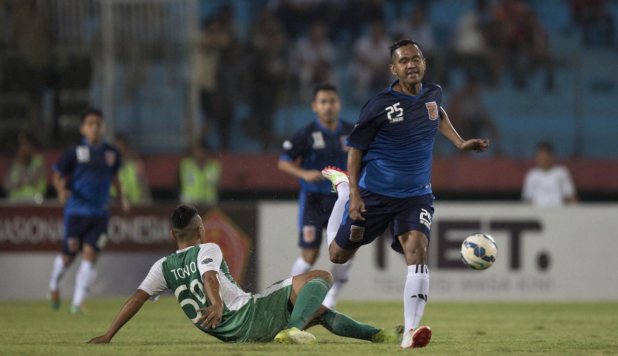 Pemain PBFC, Febri Setiyadi, ditekel pemain PS TNI, Hardiantono, pada laga Piala Jenderal Sudirman di Gelora Delta Sidoarjo, Jawa Timur, Rabu (18/11/2015). (Bola.com/Vitalis Yogi Trisna)
