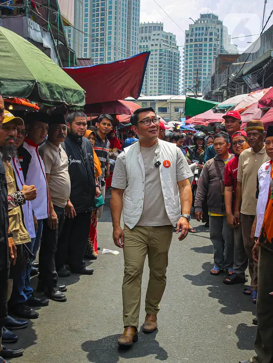Ridwan Kamil menyebut, para pedagang pasar tradisional mengeluhkan pembeli yang mulai sepi karena kalah saing dengan pedagang online. (Liputan6.com/Angga Yuniar)