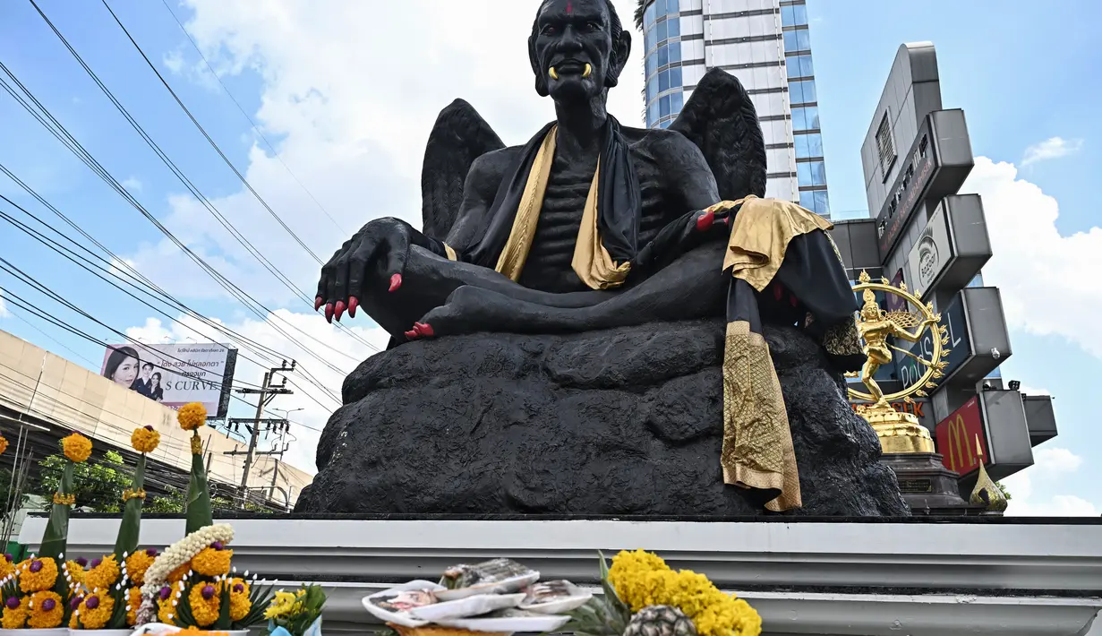 Ada seruan agar patung tersebut, yang dipasang pada tanggal 9 Agustus dan kemudian diresmikan secara resmi dengan upacara doa pada hari Minggu, 13 Agustus 2023, dipindahkan atau dibuang. (Lillian SUWANRUMPHA / AFP)