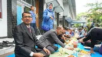 Wakil Bupati Helmi Budiman, nampak memimpin jalannya makan bareng lewat acara ngaliwet bersama menjelang Ramadan (Liputan6.com/Jayadi Supriadin)