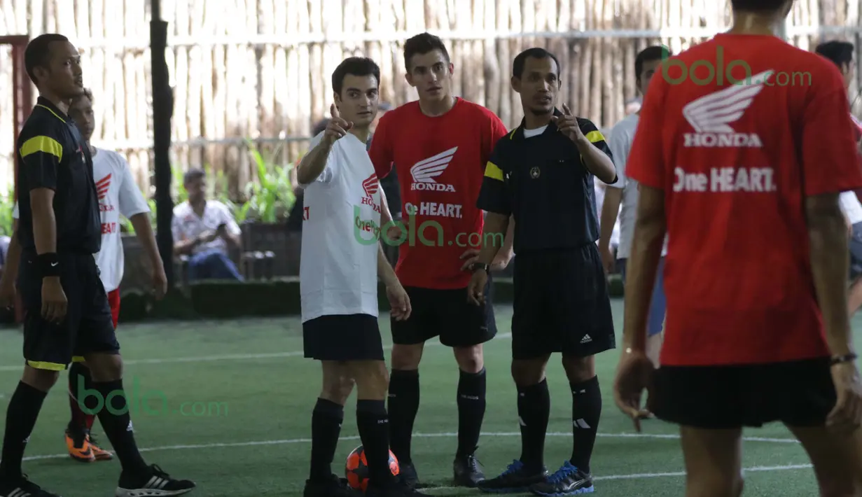 Marc Marquez dan Dani Pedrosa berbincang sebelum bertanding di Lapangan Futsal Kuningan Village, Jakarta, Sabtu (13/2/2016). (Bola.com/Nicklas Hanoatubun)
