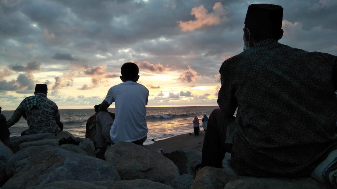 Sejumlah jemaah Tarekat Sattariyah melakukan pemantauan hilal di Pantai Ulakan Padang Pariaman.