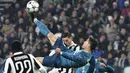 Bintang Real Madrid, Cristiano Ronaldo, saat melawan Juventus pada laga Liga Champions di Stadion Allianz, Turin, Rabu (3/4/2018). CR 7 mengakhiri kebersamaan sembilan tahun bersama Madrid untuk hijrah ke Juventus. (AFP/Alberto Pizzoli)