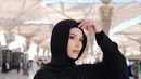 Di bawah payung Masjid Nabawi, ia tampil begitu memikat.  [Foto: Instagram/ Alyssa Daguise]