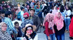 Sejumlah pengunjung memadati kawasan wisata Kota Tua, Jakarta, Kamis (21/9). Wisata kota tua dengan daya tarik bangunan sejarah Jakarta ini dipadati pengunjung yang memanfaatkan masa libur Tahun Baru Islam. (Liputan6.com/Helmi Afandi)