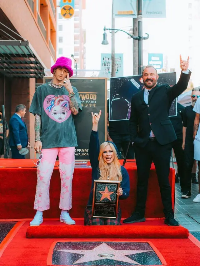 Avril Lavigne Mengulang Tampilannya Semasa Remaja saat Raih Hollywood Walk of Fame