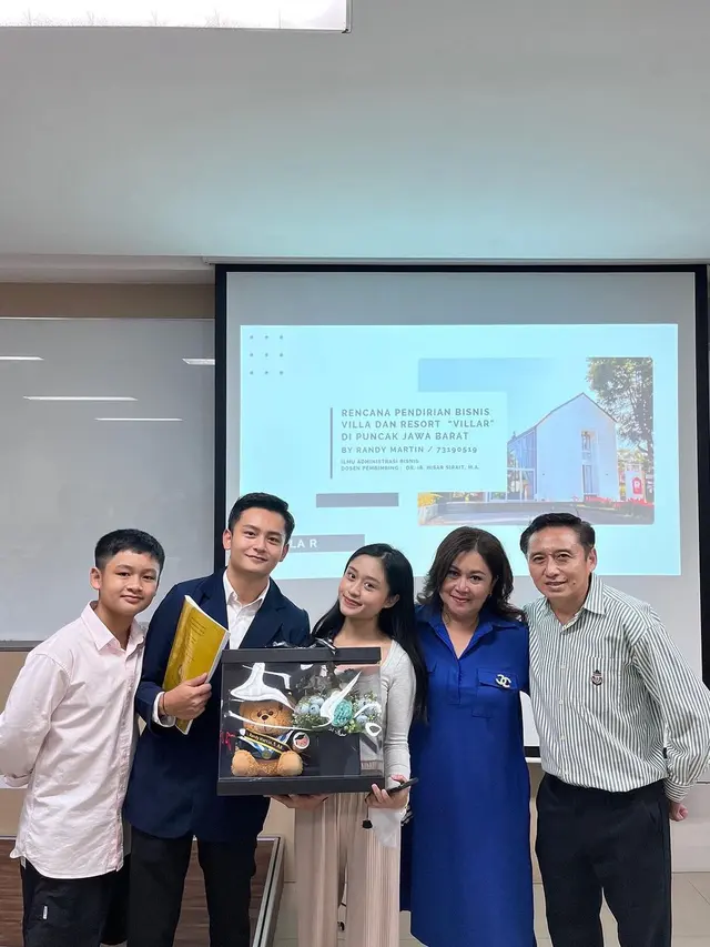8 Momen Randy Martin Lulus Sarjana, Jalani Sidang Skrispsi dengan Lancar