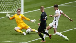 Menit ke-33, Jerman mendapatkan peluang terbaiknya lewat Timo Werner yang menerima operan dari Kai Havertz. Tapi sayang tembakannya lemah dan berhasil diamankan oleh Jordan Pickford yang bergerak maju lebih cepat. (Foto: AP/Pool/John Sibley)