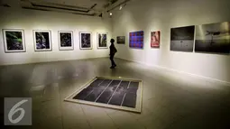 Pengunjung menikmati pameran fotografi bertema Abad Fotografi di Galeri Nasional, Jakarta, Selasa (15/11). Pameran ini menampilkan 50 karya seni dari 20 perupa asal Indonesia dan Mancanegara. (Liputan6.com/Gempur M. Surya)