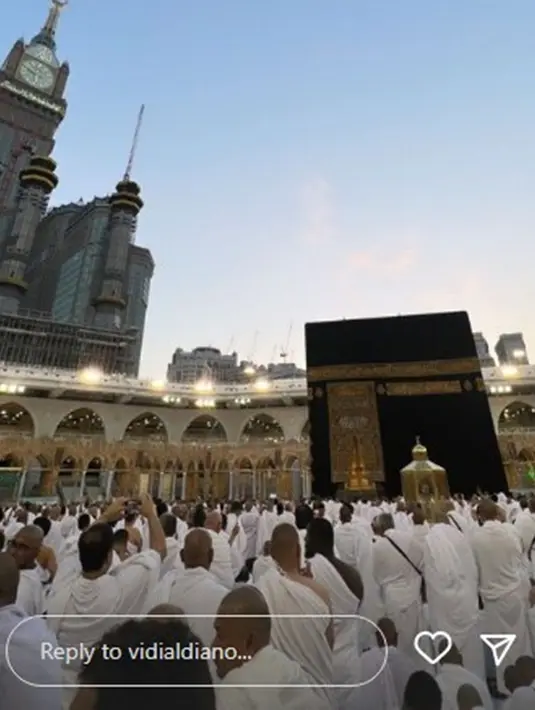 Dalam Instagram Stories, Vidi Aldiano turut serta membagikan momen saat berada di depan kabah. Dirinya pun begitu bersyukur bisa kembali menjalani ibadah umroh bersama keluarga. (Liputan6.com/IG/@vidialdiano)