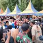 Masyarakat mengerumuni Ketua Umum Partai Demokrat Agus Harimurti Yudhoyono saat mengunjungi bazar takjil di Alun-alun Kabupaten Bangkalan, Jawa Timur.