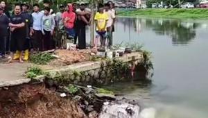 Tanggul jebol sebabkan banjir di Karawang. (Dok. Antara)