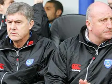 Portsmouth Manager Paul Hart (R) sits with his assistant Brian Kidd (L) prior the Premier League football match between Portsmouth FC and Manchester City FC at Fratton Park, on February 14, 2009. AFP PHOTO / Geoff Caddick.