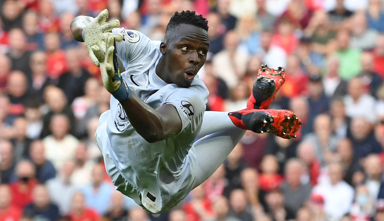 Edouard Mendy. Kiper Chelsea berusia 29 tahun ini mampu mencatat 16 kali clean sheets musim 2020/2021 lalu di Premier League. Ia juga membawa Chelsea meraih gelar Liga Champions sekaligus penghargaan sebagai kiper terbaik di Liga Champions. (AFP/Paul Ellis)