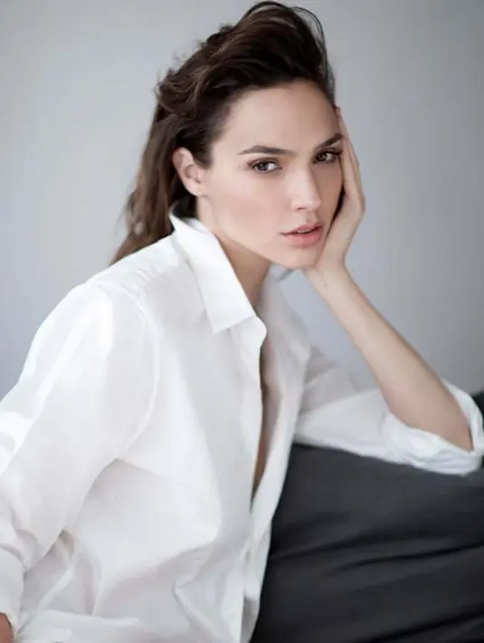 Beberapa waktu lalu Gal Gadot menjadi perbincangan publik mengenai karakter di filmnya yang berjudul Wonder Woman. Namun kembali menarik perhatian saat ia berada di depan air mancur. (Instagram/gal_gadot)